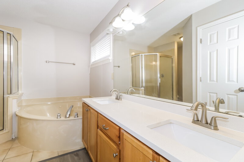1,585/Mo, 1170 Whitten Rd Memphis, TN 38134 Main Bathroom View