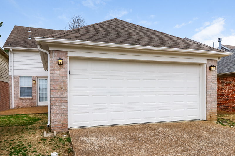 2,580/Mo, 1170 Whitten Rd Memphis, TN 38134 Garage View