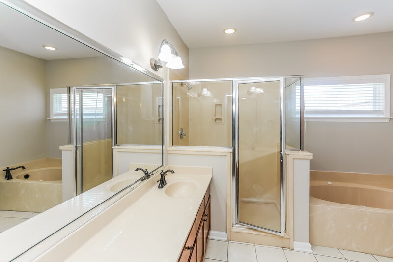 1,920/Mo, 7356 Lauren Ln Olive Branch, MS 38654 Main Bathroom View