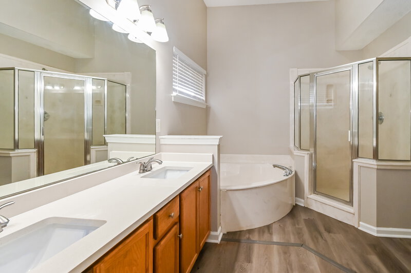 1,635/Mo, 9044 Snow Drift Ln Cordova, TN 38016 Main Bathroom View