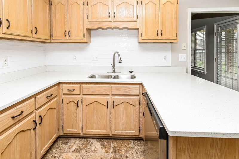 2,160/Mo, 1072 Deer Creek Dr Hernando, MS 38632 Kitchen View 2