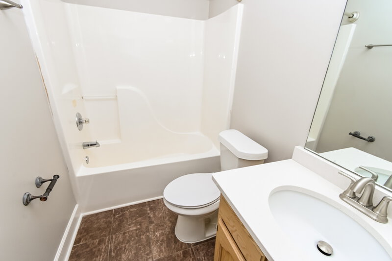 2,160/Mo, 1072 Deer Creek Dr Hernando, MS 38632 Bathroom View 2