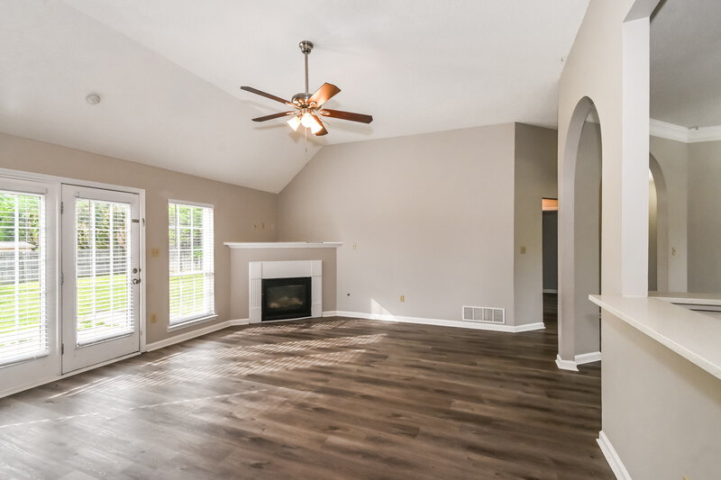 2,090/Mo, 2201 Cresent Ln Southaven, MS 38672 Living Room View 2