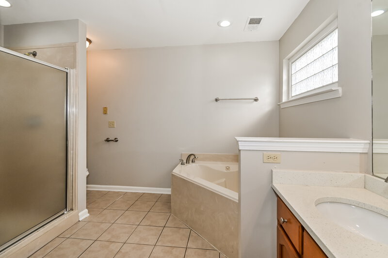 2,090/Mo, 2201 Cresent Ln Southaven, MS 38672 Main Bathroom View