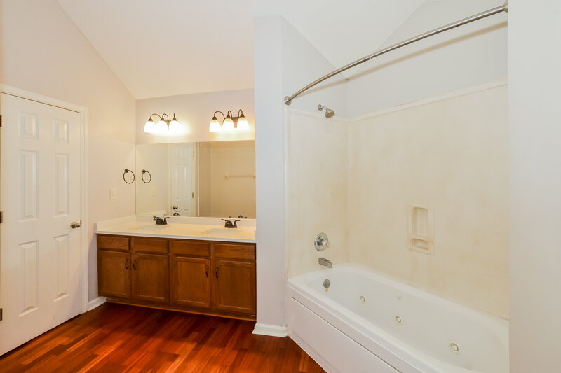 2,045/Mo, 1058 Green Fern Cove Cordova, TN 38018 Main Bathroom View