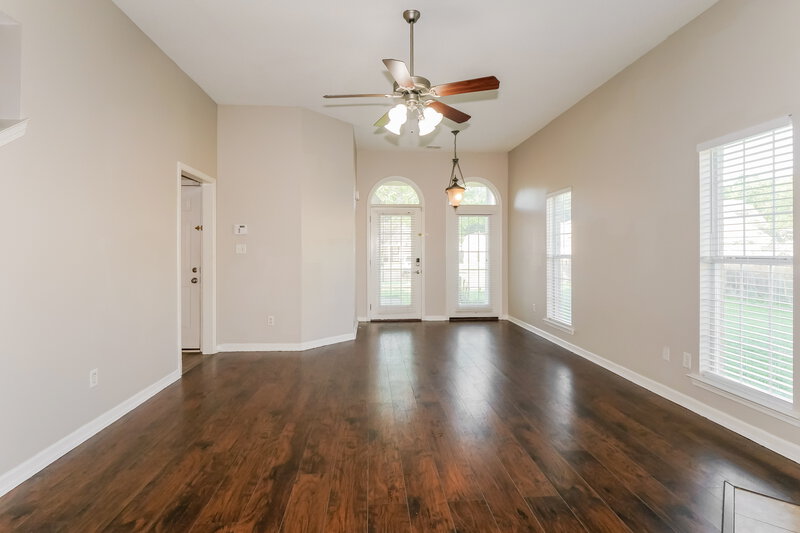 1,755/Mo, 10218 Cottage Oaks Cove Memphis, TN 38016 Living Room View 2