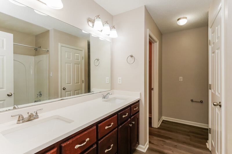 1,755/Mo, 10218 Cottage Oaks Cove Memphis, TN 38016 Main Bathroom View
