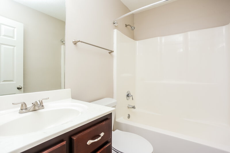 1,890/Mo, 10218 Cottage Oaks Cove Memphis, TN 38016 Bathroom View
