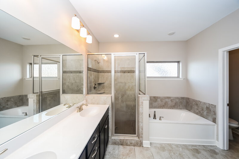 3,070/Mo, 7681 Carlton Dr Southaven, MS 38672 Main Bathroom View