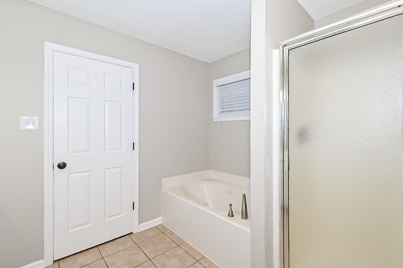 2,090/Mo, 1363 Pendulum Dr Hernando, MS 38632 Main Bathroom View