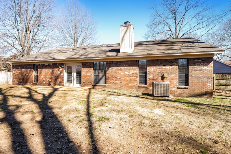 1,790/Mo, 7201 Skidmore Cove Memphis, TN 38119 Rear View