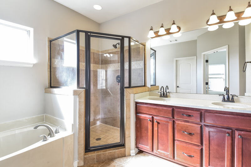 3,300/Mo, 480 Green Willow Cove Oakland, TN 38060 Main Bathroom View