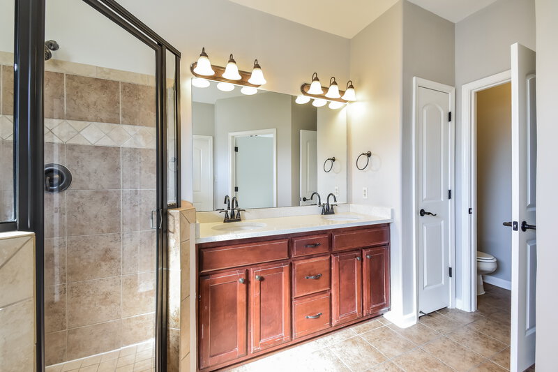 3,300/Mo, 480 Green Willow Cove Oakland, TN 38060 Main Bathroom View 2