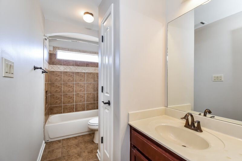 3,300/Mo, 480 Green Willow Cove Oakland, TN 38060 Bathroom View