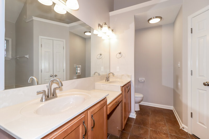 1,720/Mo, 2658 Breezy Ridge Trail Cordova, TN 38016 Main Bathroom View