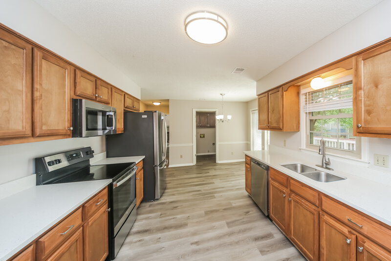 2,250/Mo, 5005 Cottage Ln Memphis, TN 38125 Kitchen View 2