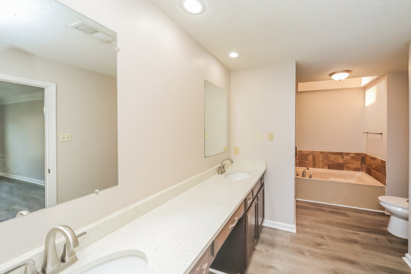 2,250/Mo, 5005 Cottage Ln Memphis, TN 38125 Main Bathroom View