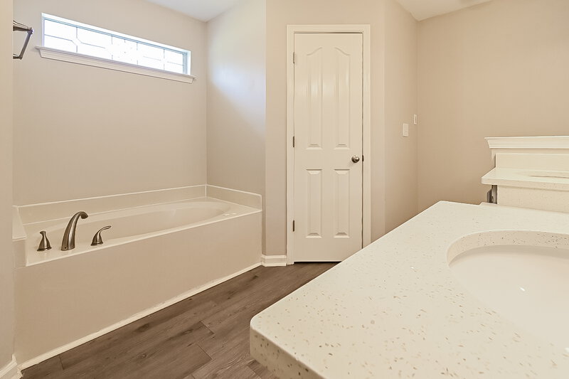 2,145/Mo, 703 Timber Creek S Hernando, MS 38632 Main Bathroom View