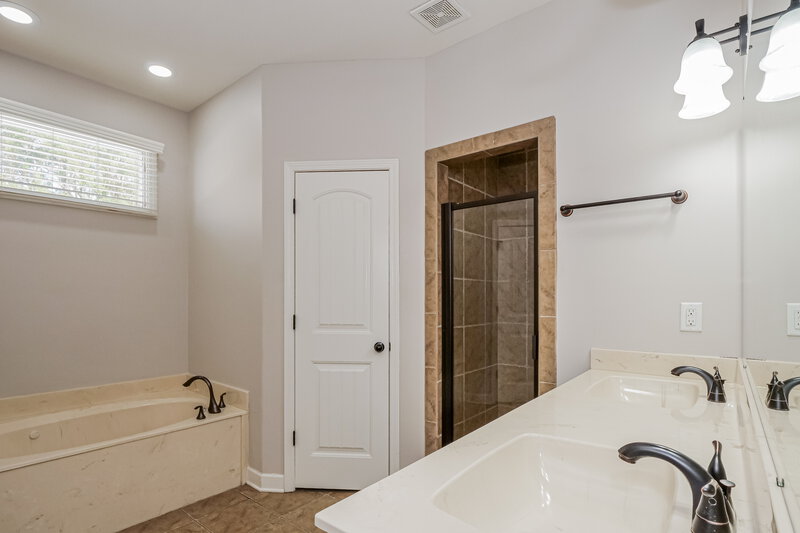 2,350/Mo, 4992 Delaney Valley Ln Bartlett, TN 38002 Main Bathroom View
