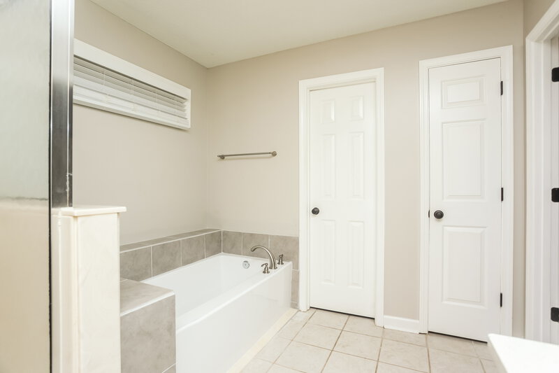 2,310/Mo, 5828 Morganton Dr Olive Branch, MS 38654 Main Bathroom View