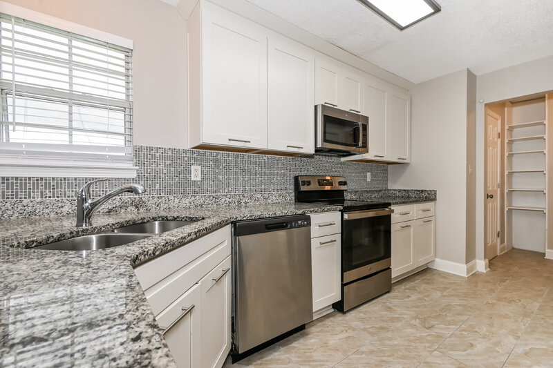 1,985/Mo, 4210 Shadow Ridge Dr Horn Lake, MS 38637 Kitchen View 2