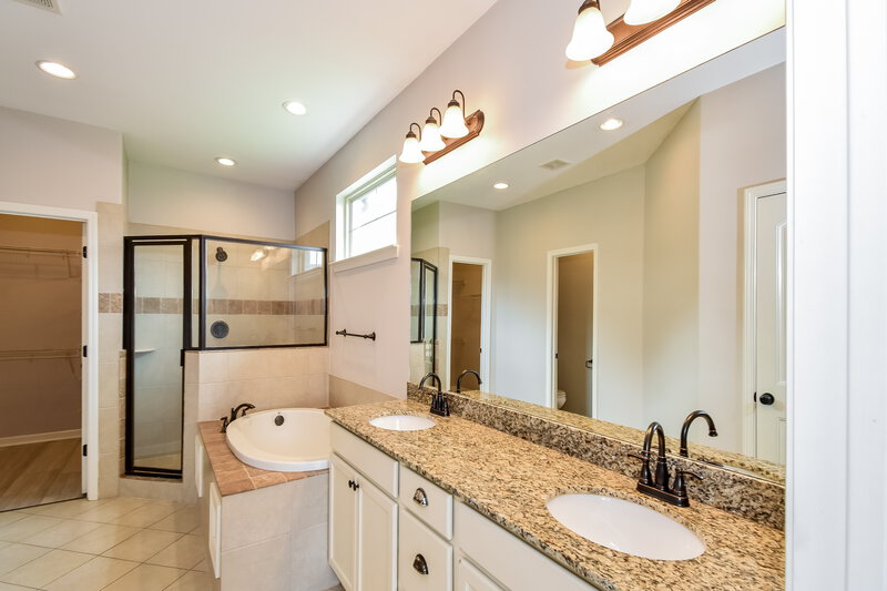 2,220/Mo, 430 Hidden Meadows Cove Oakland, TN 38060 Main Bathroom View