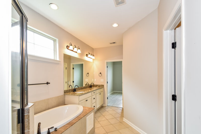 2,220/Mo, 430 Hidden Meadows Cove Oakland, TN 38060 Main Bathroom View 2