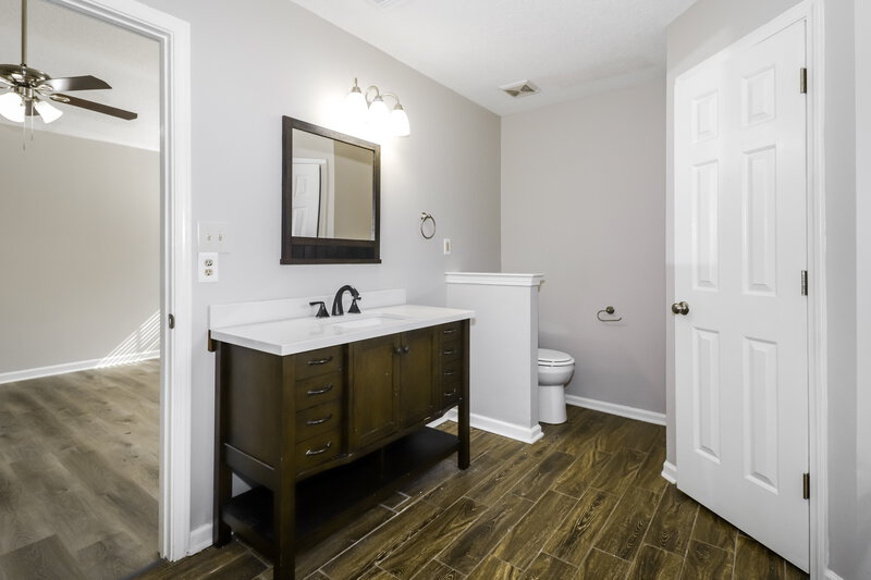 2,000/Mo, 6963 Naples Dr Cordova, TN 38018 Main Bathroom View