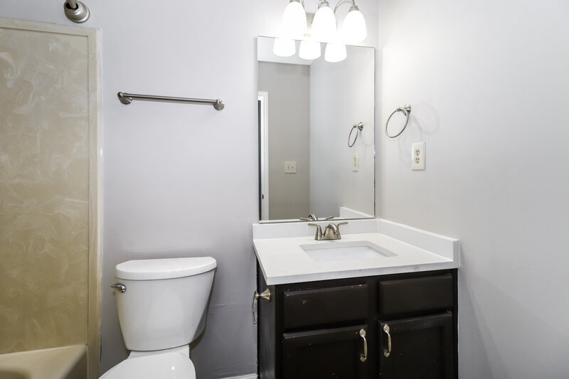 2,000/Mo, 6963 Naples Dr Cordova, TN 38018 Bathroom View