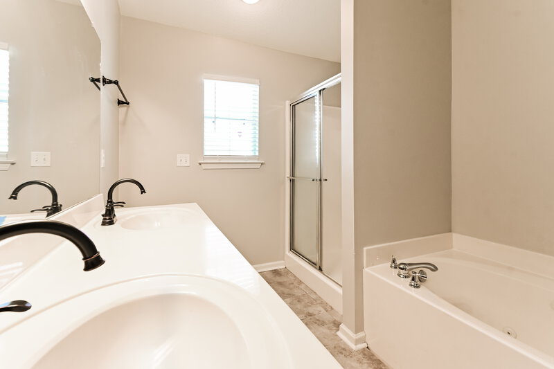 1,900/Mo, 7331 George Ln Horn Lake, MS 38637 Main Bathroom View