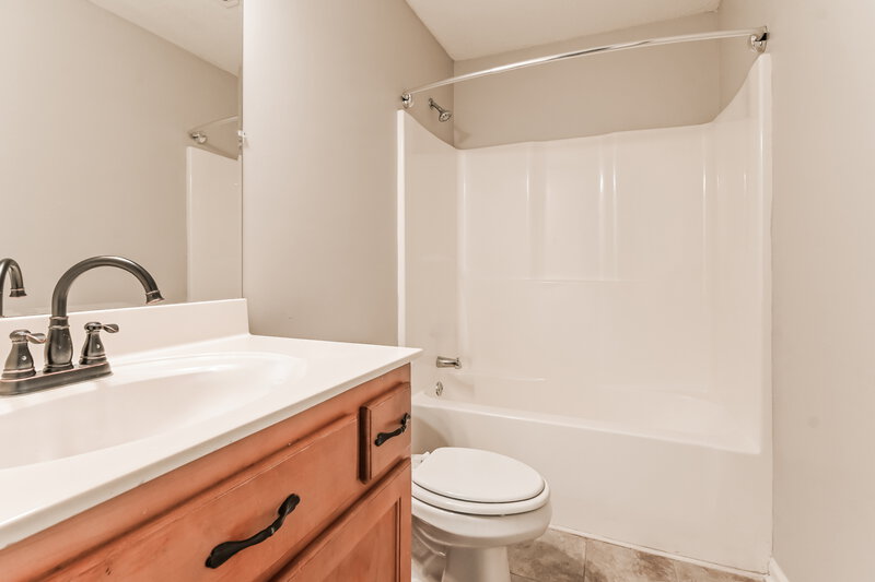 1,900/Mo, 7331 George Ln Horn Lake, MS 38637 Bathroom View
