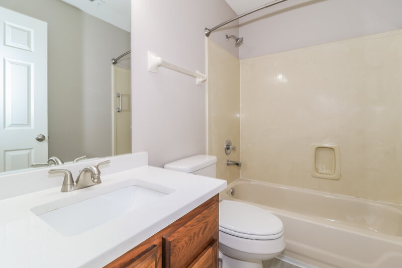 1,500/Mo, 8416 Kimberly Rose Dr Cordova, TN 38016 Bathroom View