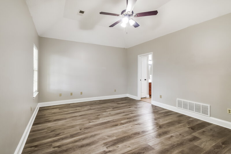 2,355/Mo, 2346 Kindlewood Dr Southaven, MS 38672 Main Bedroom View 2