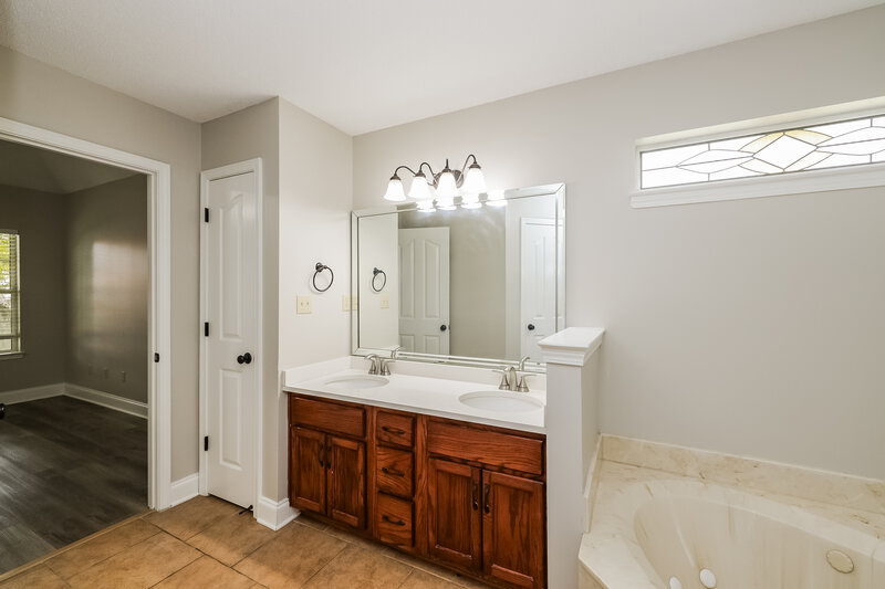 3,200/Mo, 2346 Kindlewood Dr Southaven, MS 38672 Main Bathroom View 2