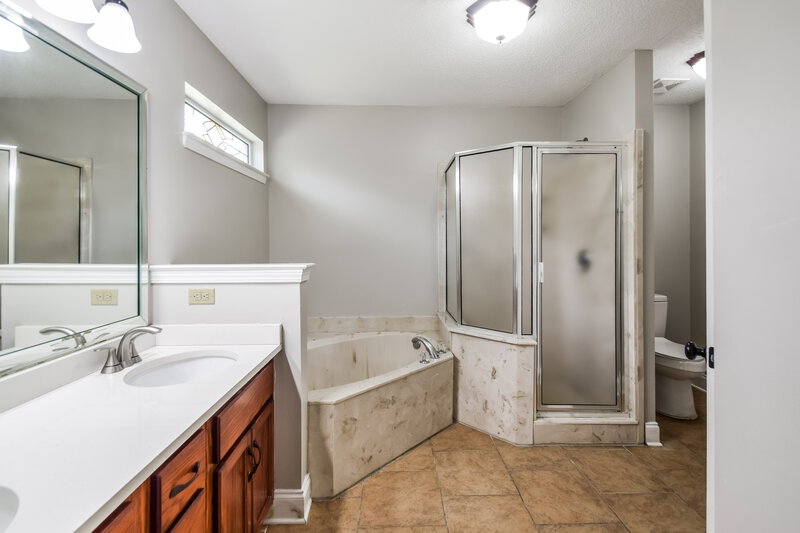2,355/Mo, 2346 Kindlewood Dr Southaven, MS 38672 Main Bathroom View