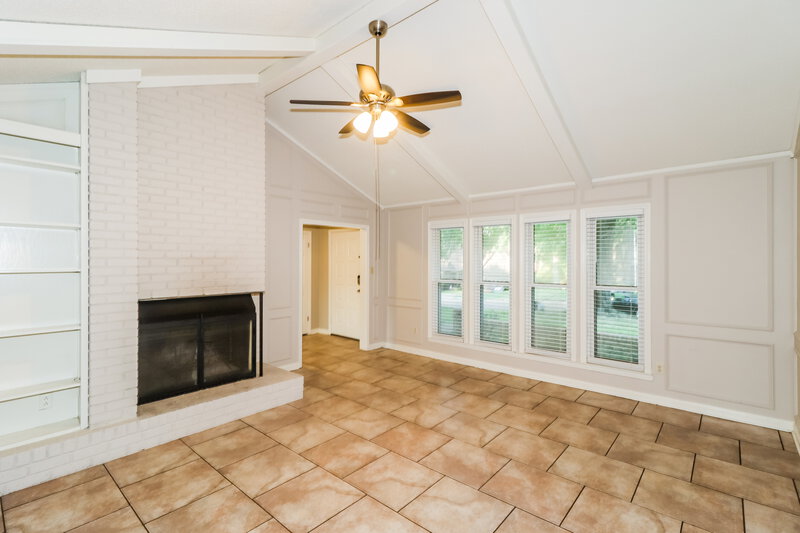 1,985/Mo, 2209 Burlingate Dr Memphis, TN 38016 Living Room View 2