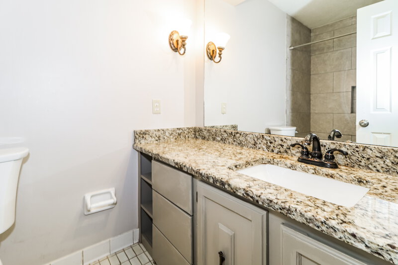 1,985/Mo, 2209 Burlingate Dr Memphis, TN 38016 Main Bathroom View