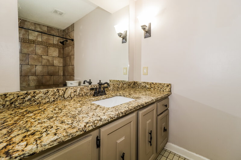 1,985/Mo, 2209 Burlingate Dr Memphis, TN 38016 Bathroom View