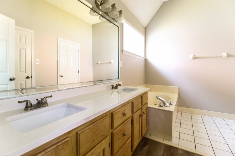 1,910/Mo, 6414 Persimmon View Dr Bartlett, TN 38135 Main Bathroom View
