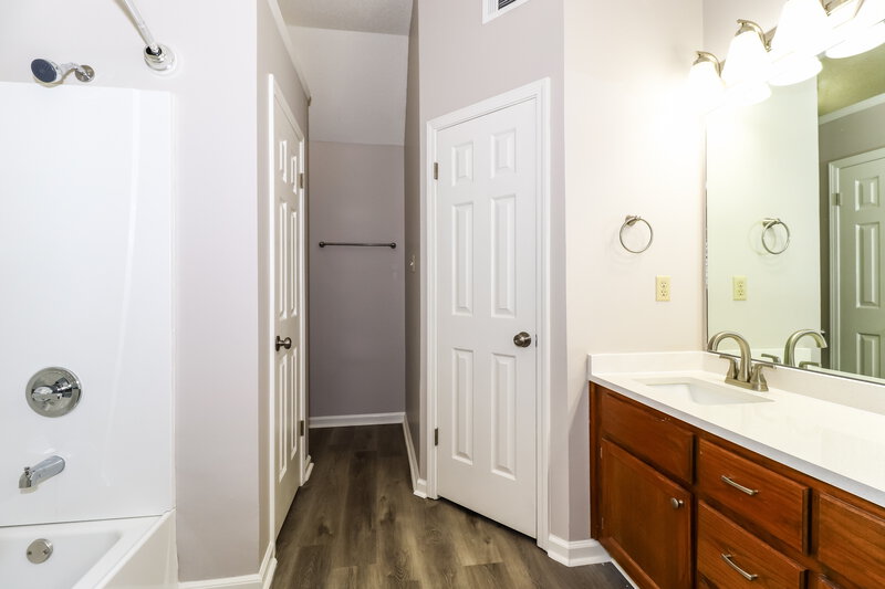 1,760/Mo, 7597 Reese Rd Memphis, TN 38133 Main Bathroom View