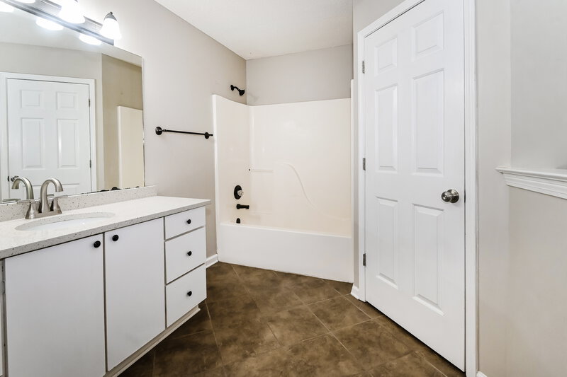 2,790/Mo, 277 Gaslight Cove Hernando, MS 38632 Main Bathroom View