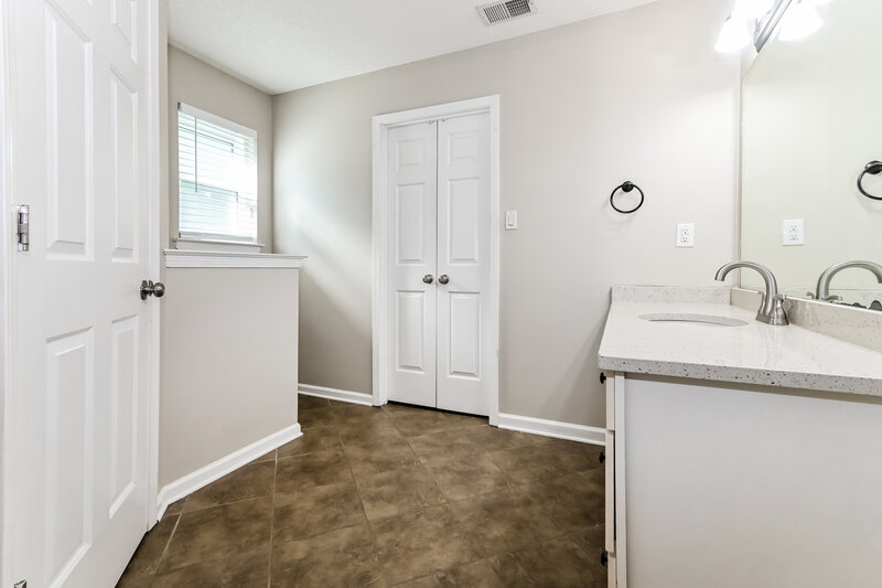 2,790/Mo, 277 Gaslight Cove Hernando, MS 38632 Main Bathroom View 2