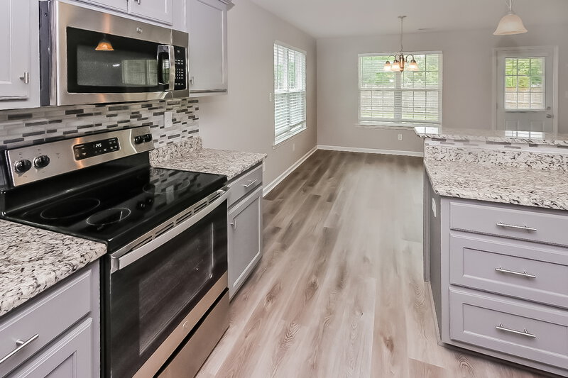 2,240/Mo, 121 Magnolia Gardens Dr Hernando, MS 38632 Kitchen View 2