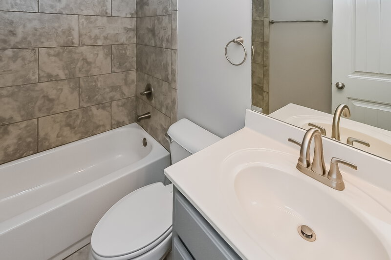 2,240/Mo, 121 Magnolia Gardens Dr Hernando, MS 38632 Bathroom View 3