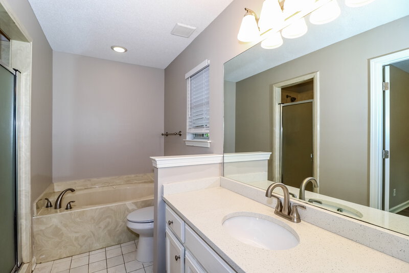 1,820/Mo, 7711 Belmont Run Cove Memphis, TN 38125 Main Bathroom View