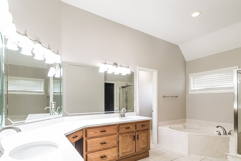 2,125/Mo, 6749 Greyhawk Cove S Olive Branch, MS 38654 Main Bathroom View
