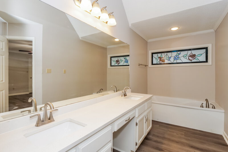1,620/Mo, 2418 Lake Edge Dr Cordova, TN 38016 Main Bathroom View