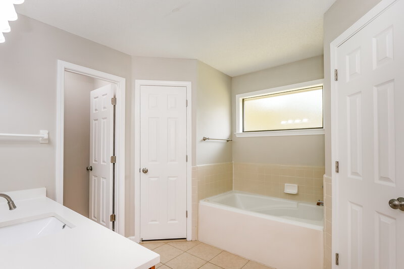 1,680/Mo, 3926 Pecan Trace Cove Memphis, TN 38135 Main Bathroom View