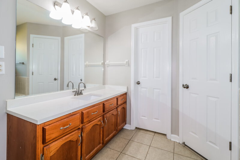 1,760/Mo, 3926 Pecan Trace Cove Memphis, TN 38135 Main Bathroom View