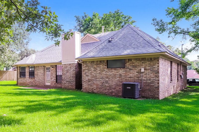 1,760/Mo, 3926 Pecan Trace Cove Memphis, TN 38135 Rear View
